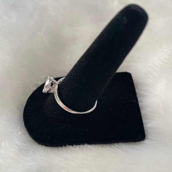 Women’s size 9 solitaire Moissanite ring - Picture 3 of 5